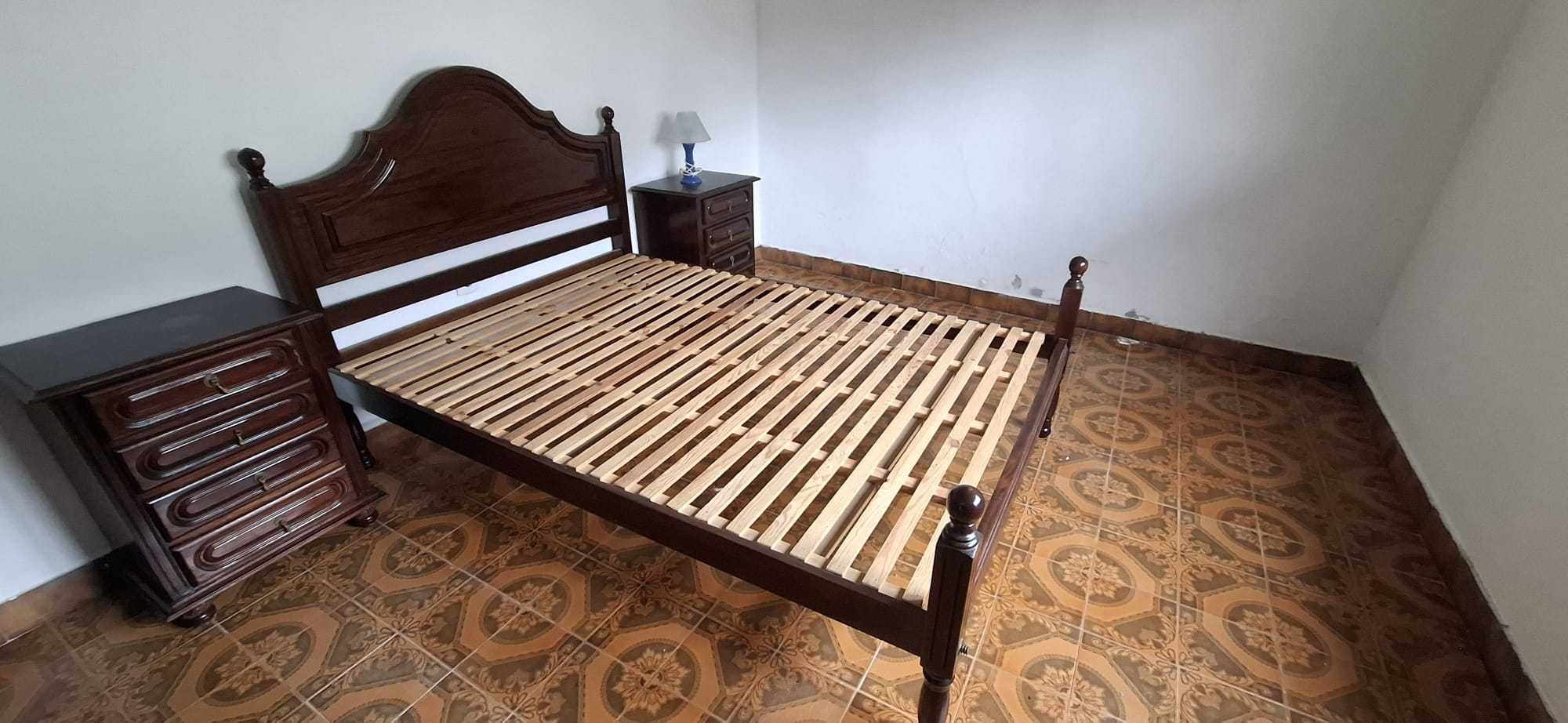 Cama de solteiro de madeira antiga/vintage
