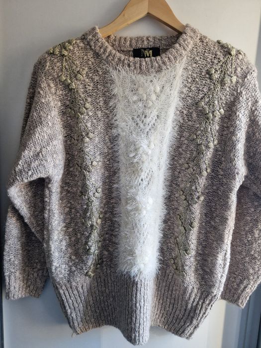 Elegancki i ponadczasowy sweter wykonany z luksusowej wełny