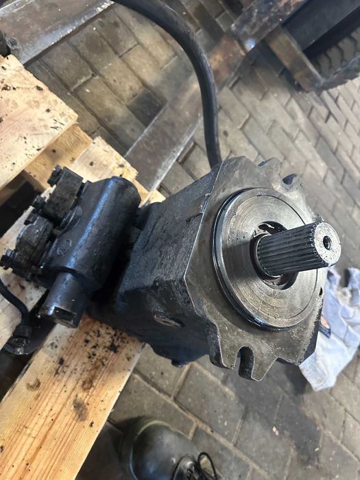 Hydromotor Silnik Jazdy Linde 2HL-100 HMV135-02 HMV135 Cat M315 M 315