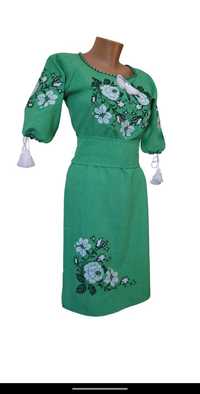 Лляне вишите плаття з рослинним орнаментом в українському стилі