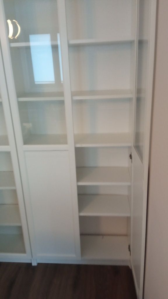 Białe regał z Ikea