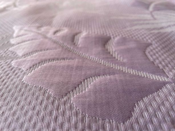 Narzuta 230x240, dwie poduszki, kolor lila, wytłaczany wzór