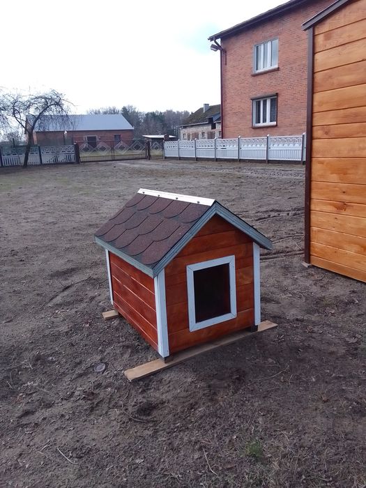 Buda dla psa solidnie wykonana.