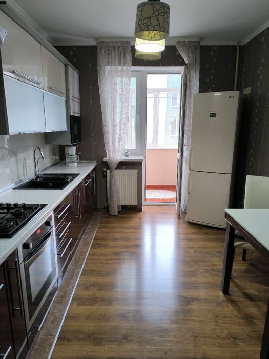 ЛЮКС . .Недалеко від центру. Біля медичного університету ім.