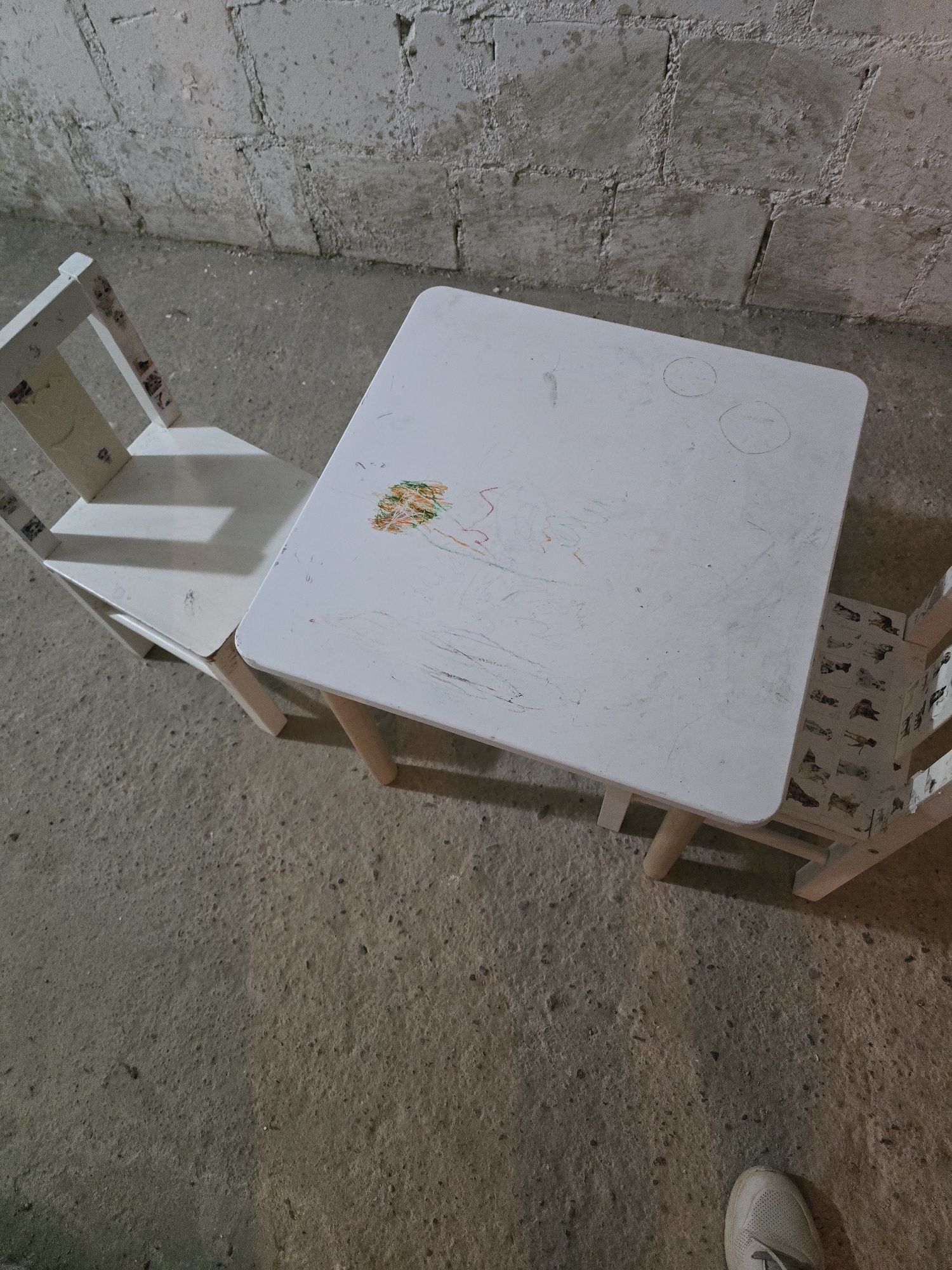 Stolik plus 2 krzesełka Ikea