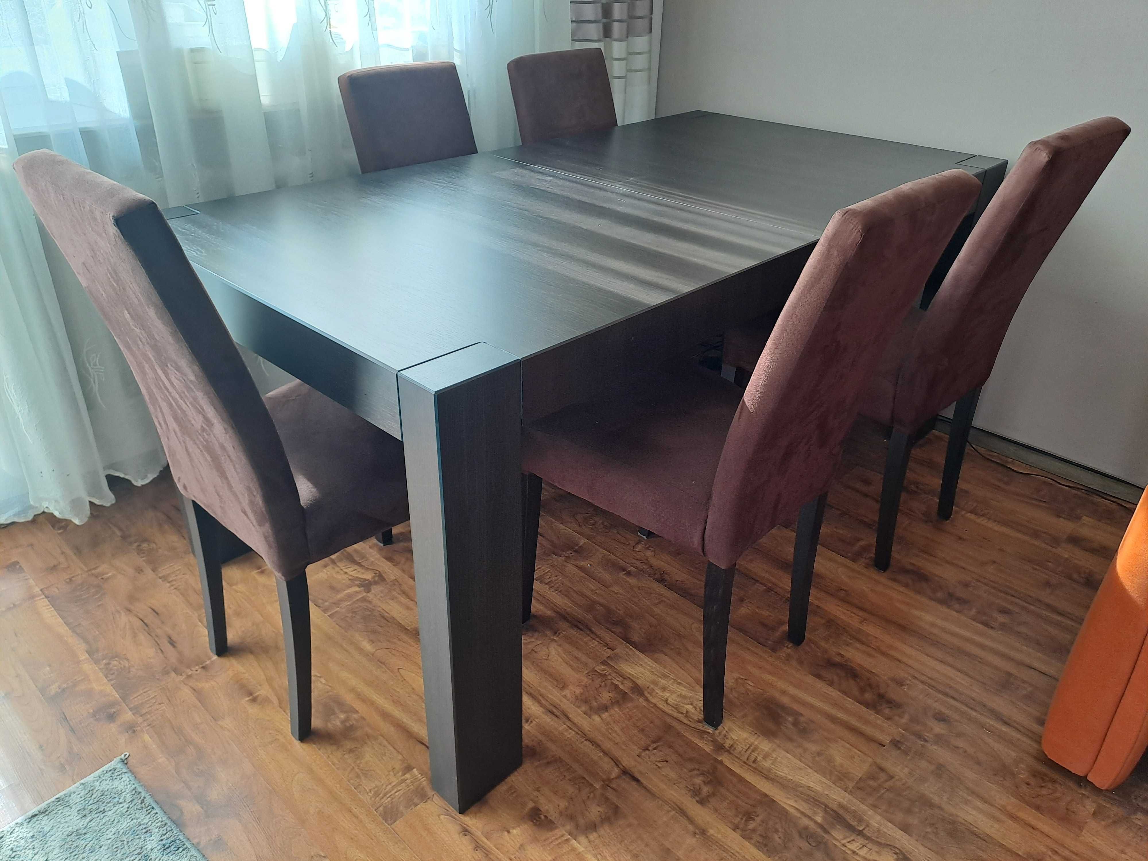 stół do jadalni lub do salonu