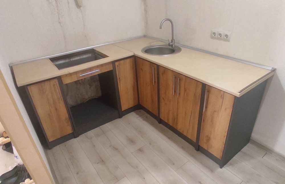 Продам кухню 180/190/85 глубина столешницы 60