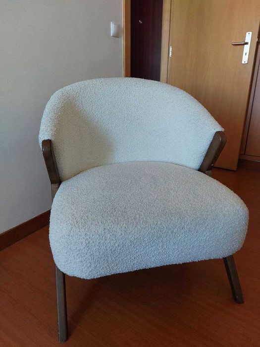 Poltrona ZARA HOME com Tecido Bouclé e Braços em Madeira