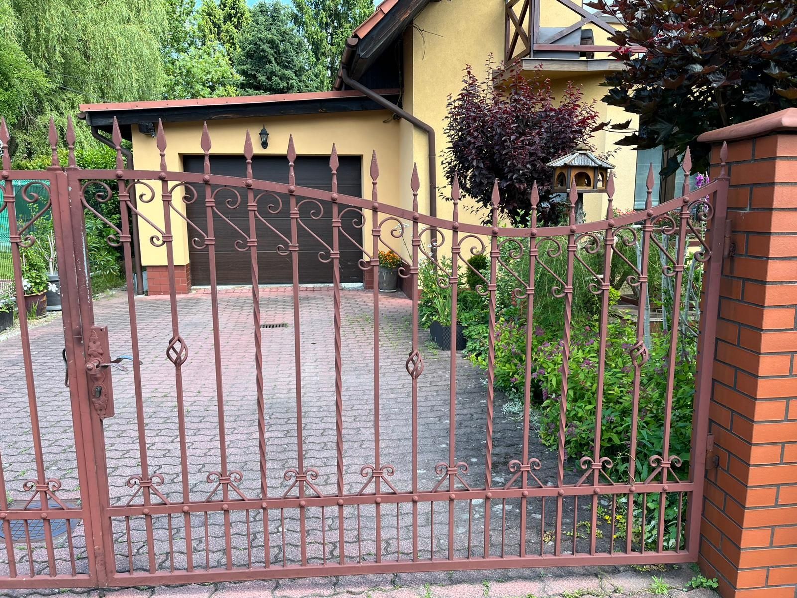 Brama dwuskrzydłowa kuta.