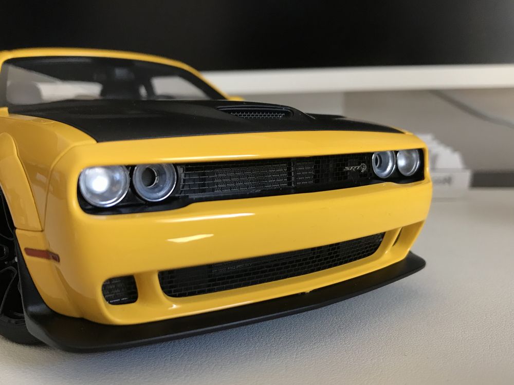 AutoArt Dodge Challenger SRT Hellcat Widebody 2018 Yellow jacket 1/18