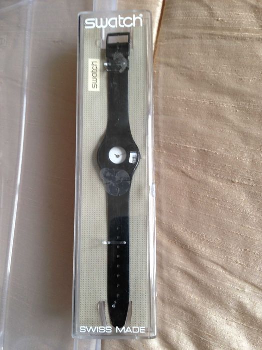 Relógio Swatch preto e branco