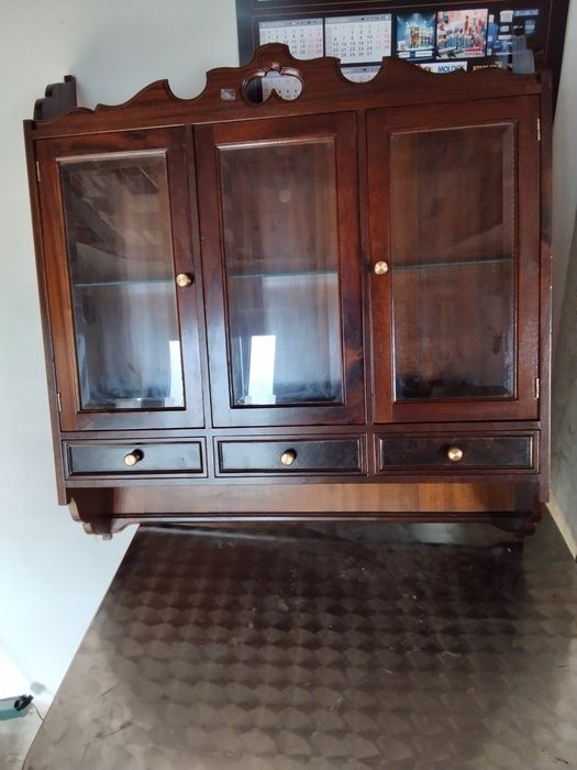 Louceiro com portas de vidro e gavetas