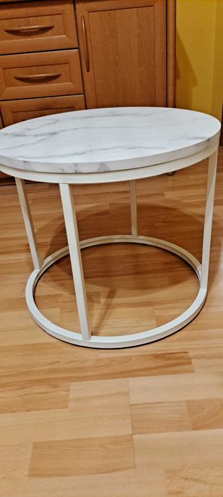 Stolik kawowy okrągły Loft w kolorze białego marmuru