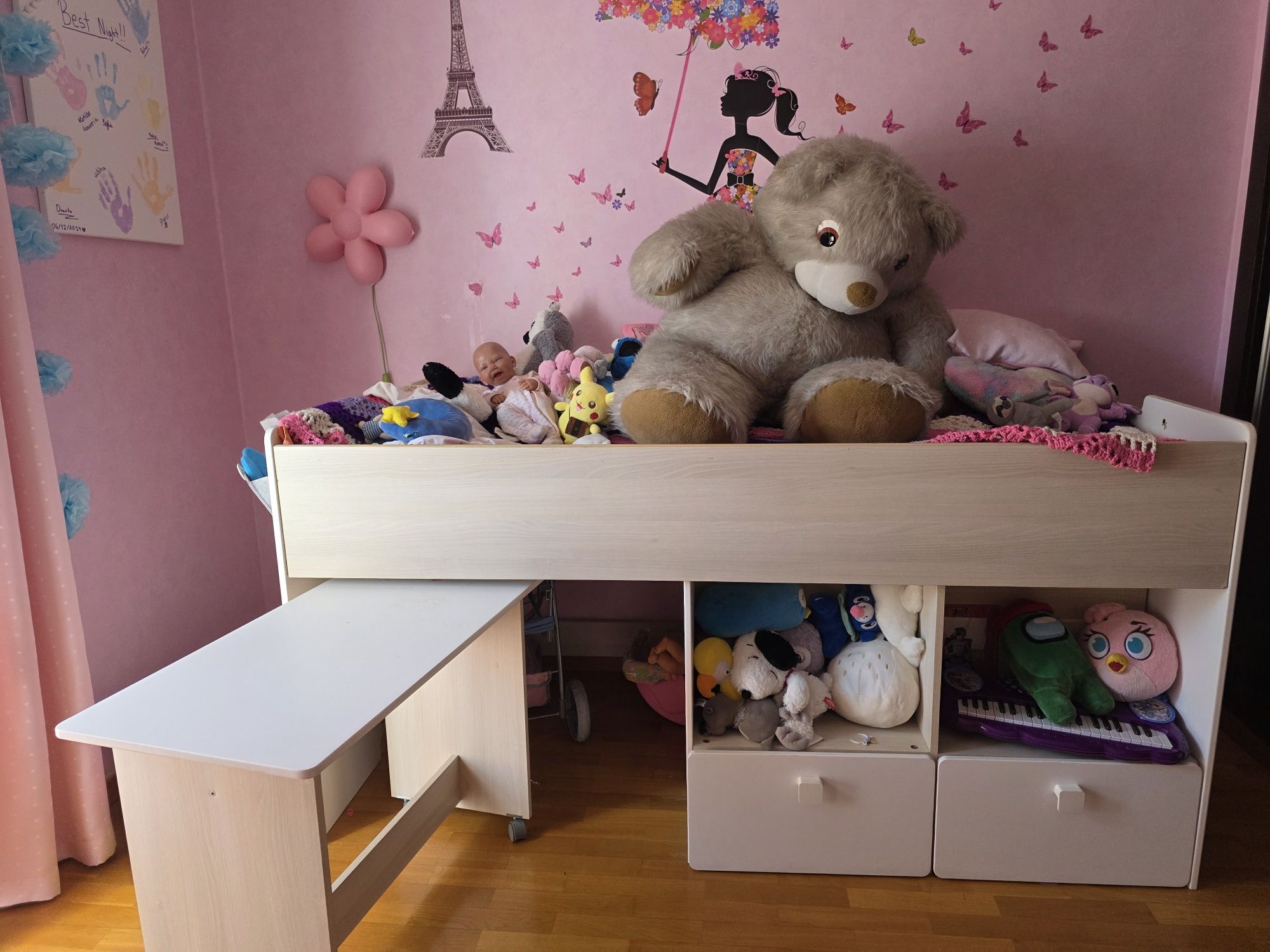 Cama alta com colchão ortopédico e secretária