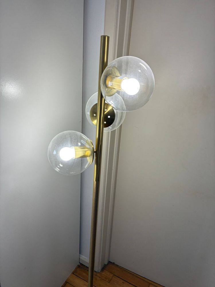 Candeeiro de pé alto dourado