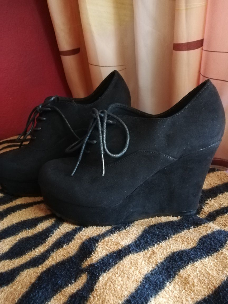 Buty na wysokim koturnie