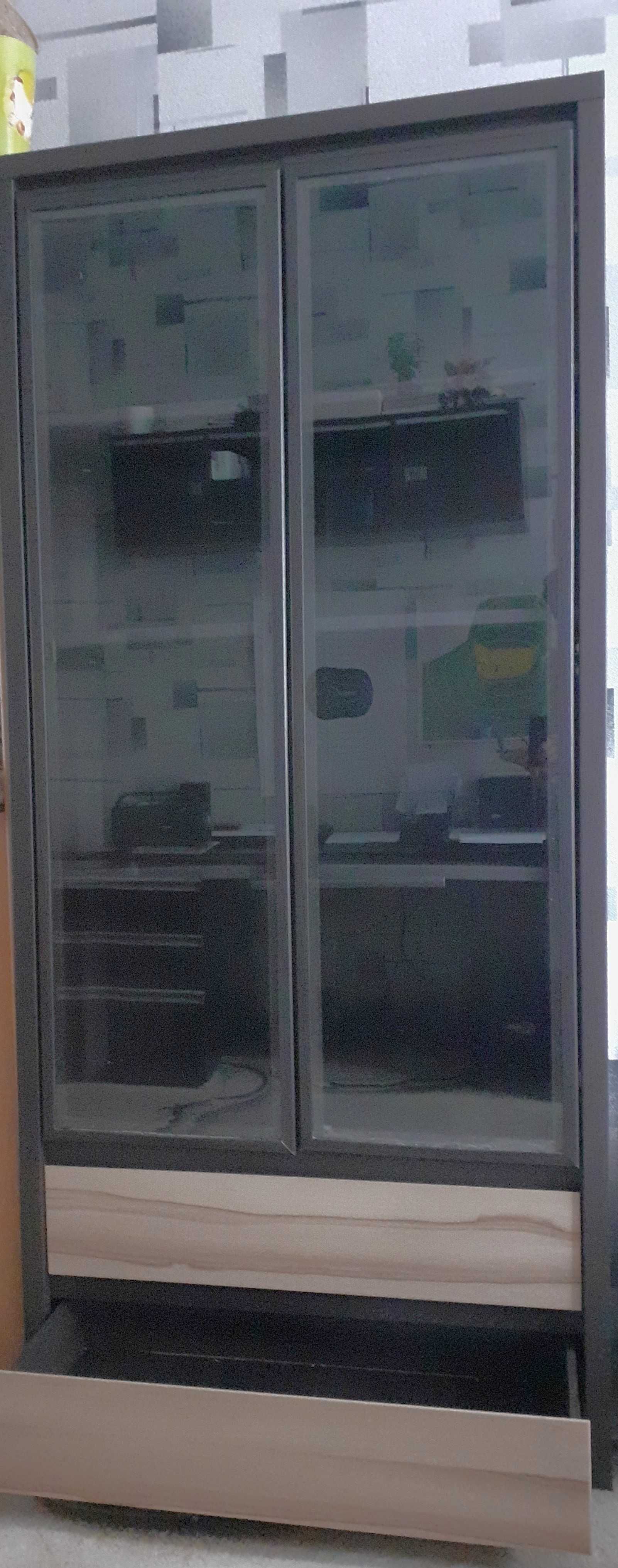 Regał przeszklony z szufladami