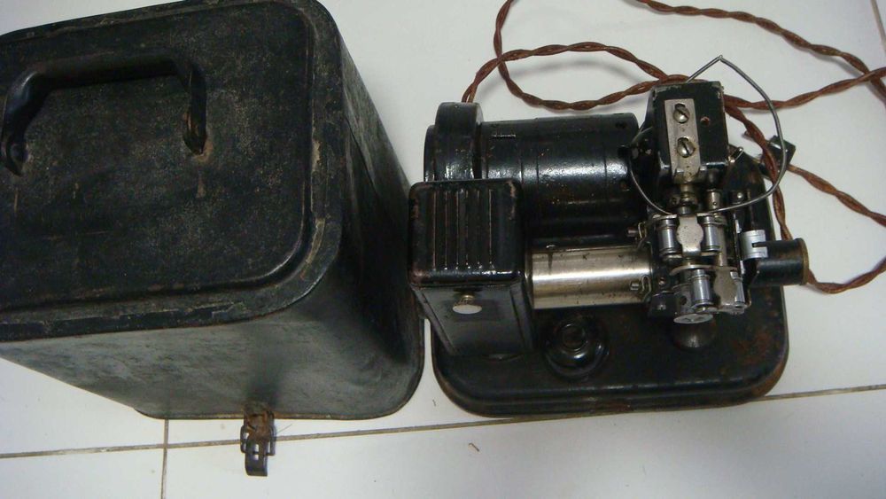 Кино проекционный аппарат в металлическом кожухе Кинап 1939 г Редкий.