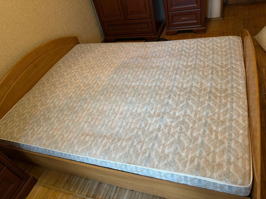 Двоспальне ліжко з матрацом