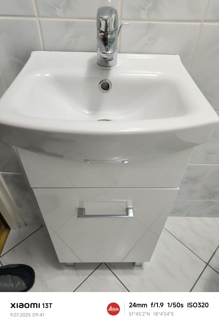 Umywalka i szafka