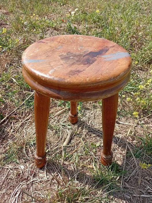 Banco de três pés em madeira