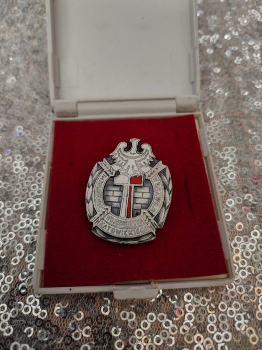 Odznaka i wpinki PRL