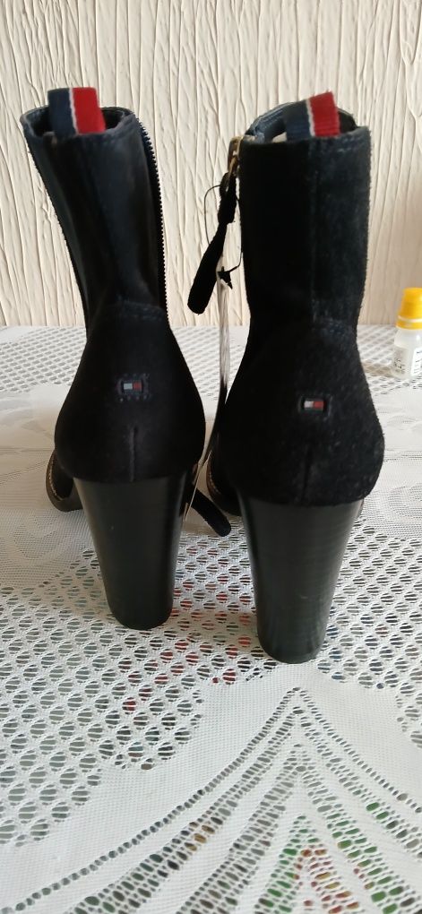 Botki damskie marki Tommy Hilfiger  czarne rozm 37