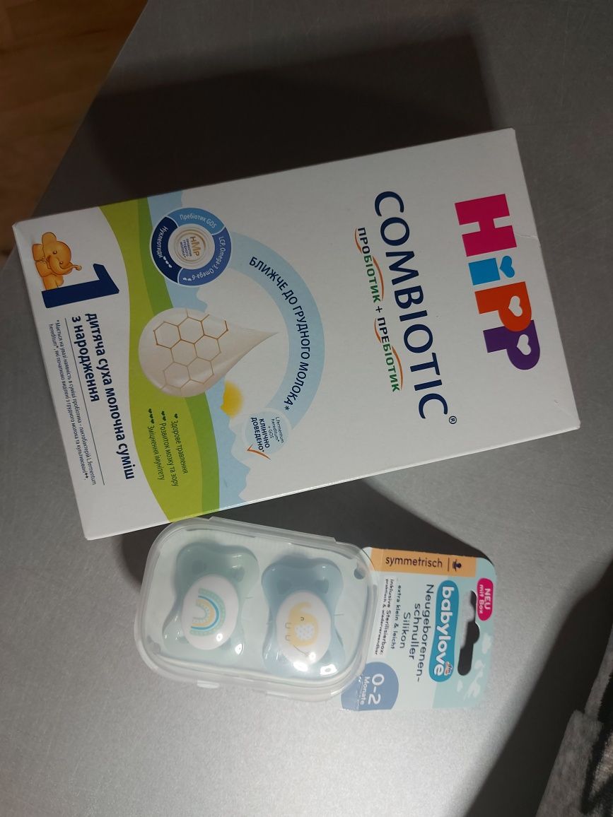 Hipp combiotic суміш для годування новонароджених.+ Пустушки