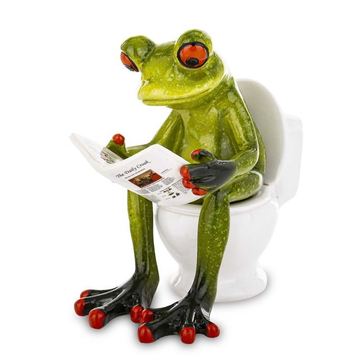 Figurka żaba czytająca gazetę w toalecie