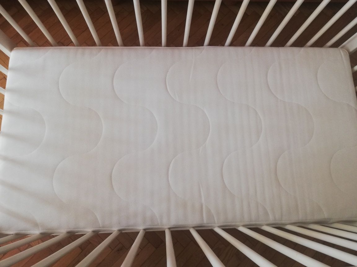 Białe łóżeczko niemowlęce z materacem IKEA