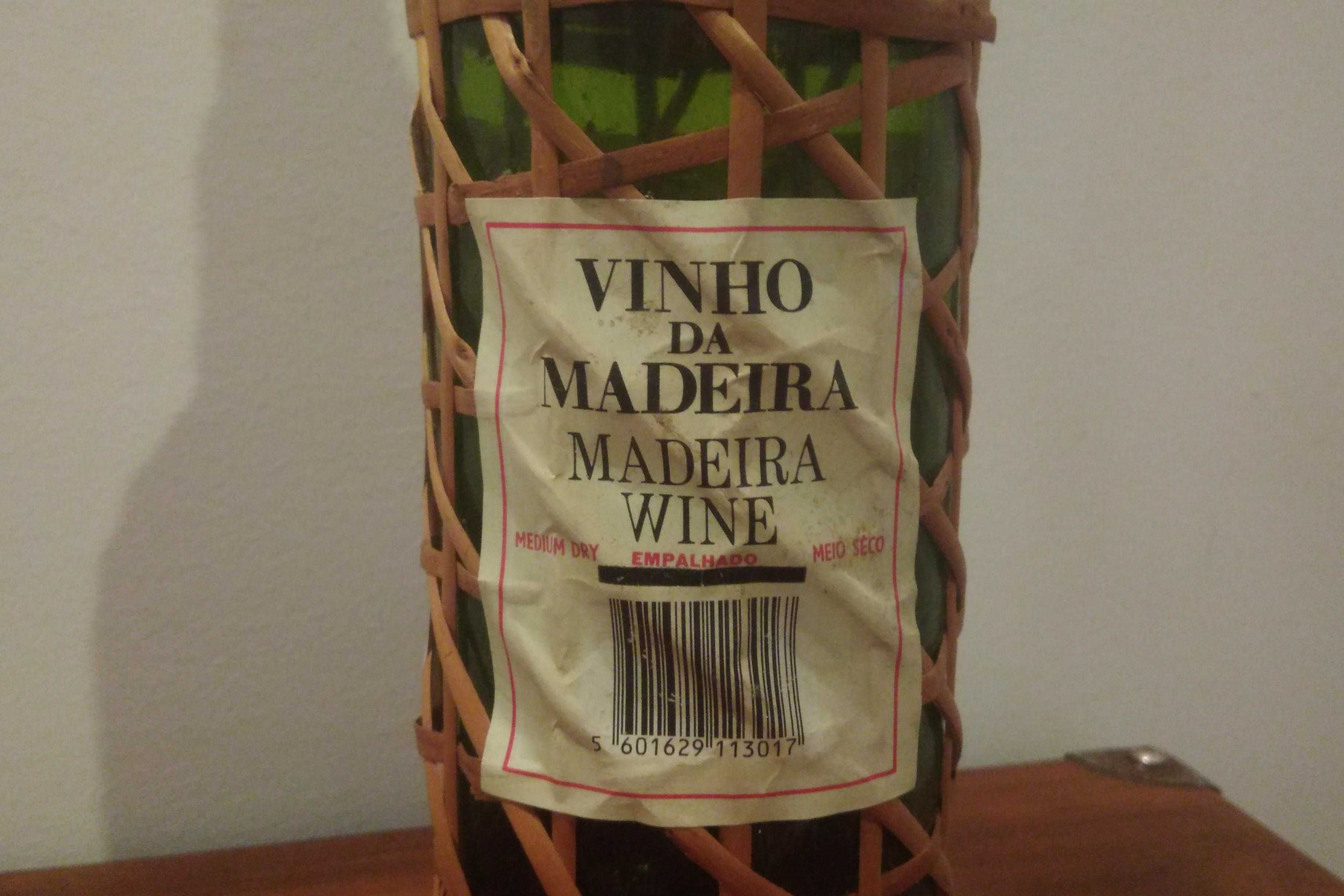 Garrafa vazia de Madeira H.M. Borges, empalhada, sec. XX (anos 70)