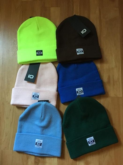 Спортивные шапки, разноцветные