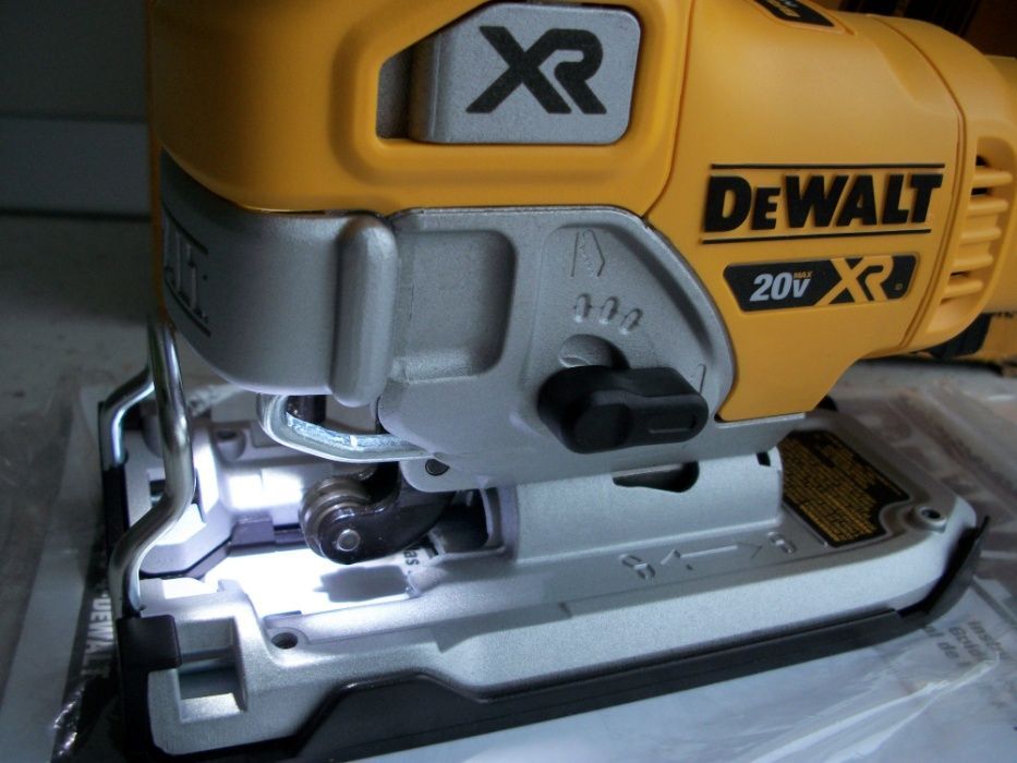 Бесщеточный аккумуляторный лобзик DeWalt DCS334B 20V