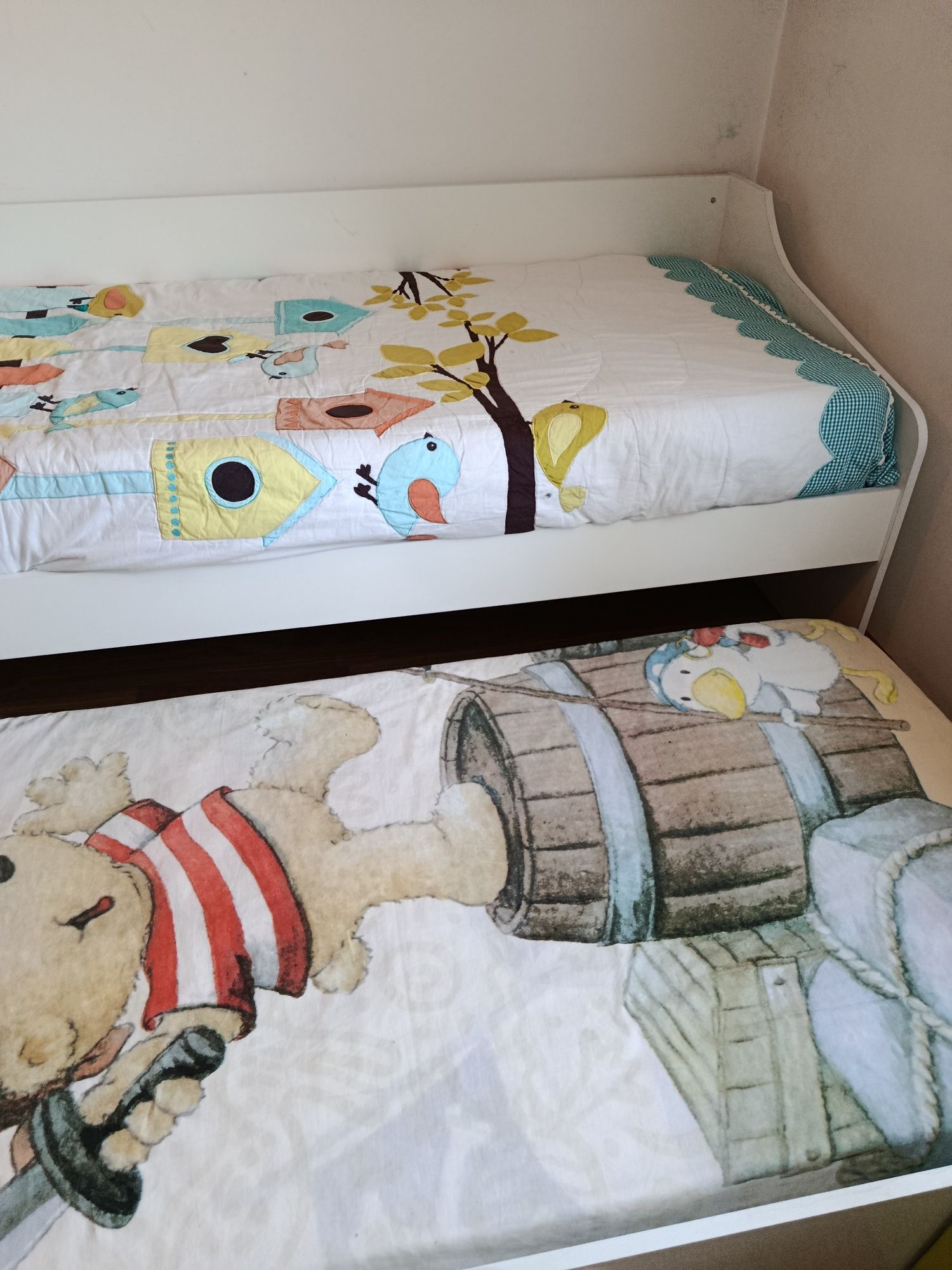 Cama dupla com colchões