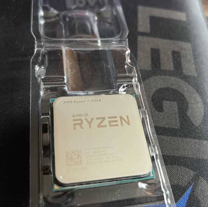процесор AMD Ryzen 7 1700X — 8 ядер / 16 потоків / AM4