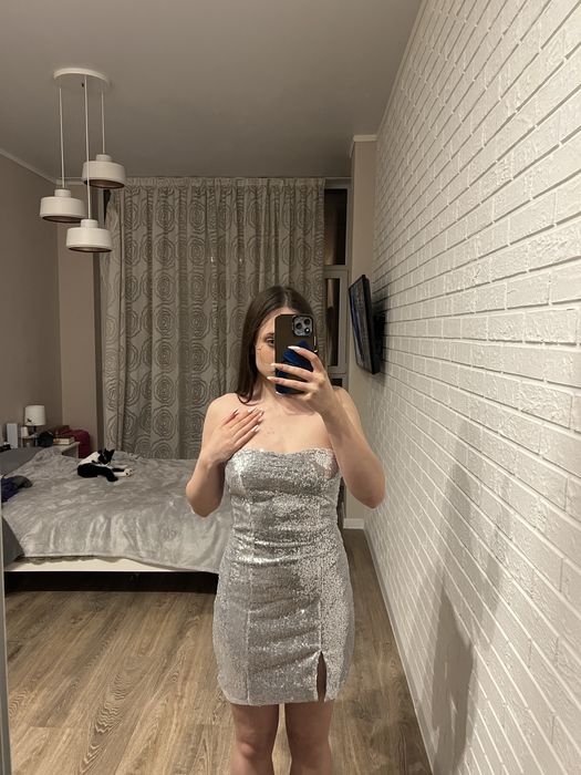 НОВА!! Сукня з біркою!! з паєтками сірого кольору і розрізом на нозі