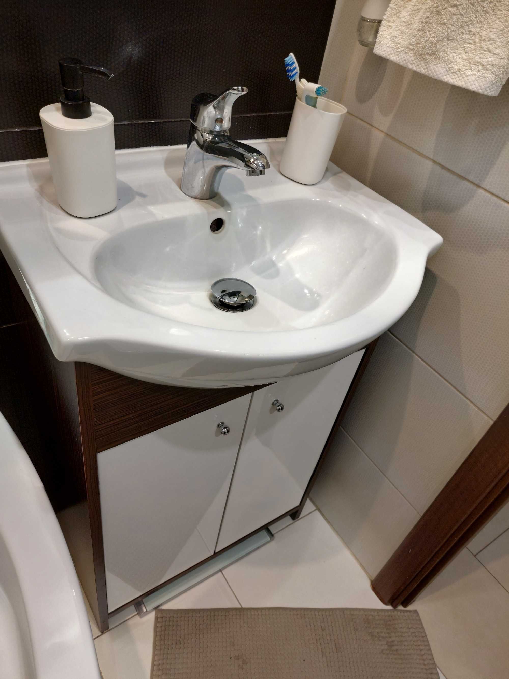 Szafka łazienkowa z umywalką i baterią. Odbiór osobisty.