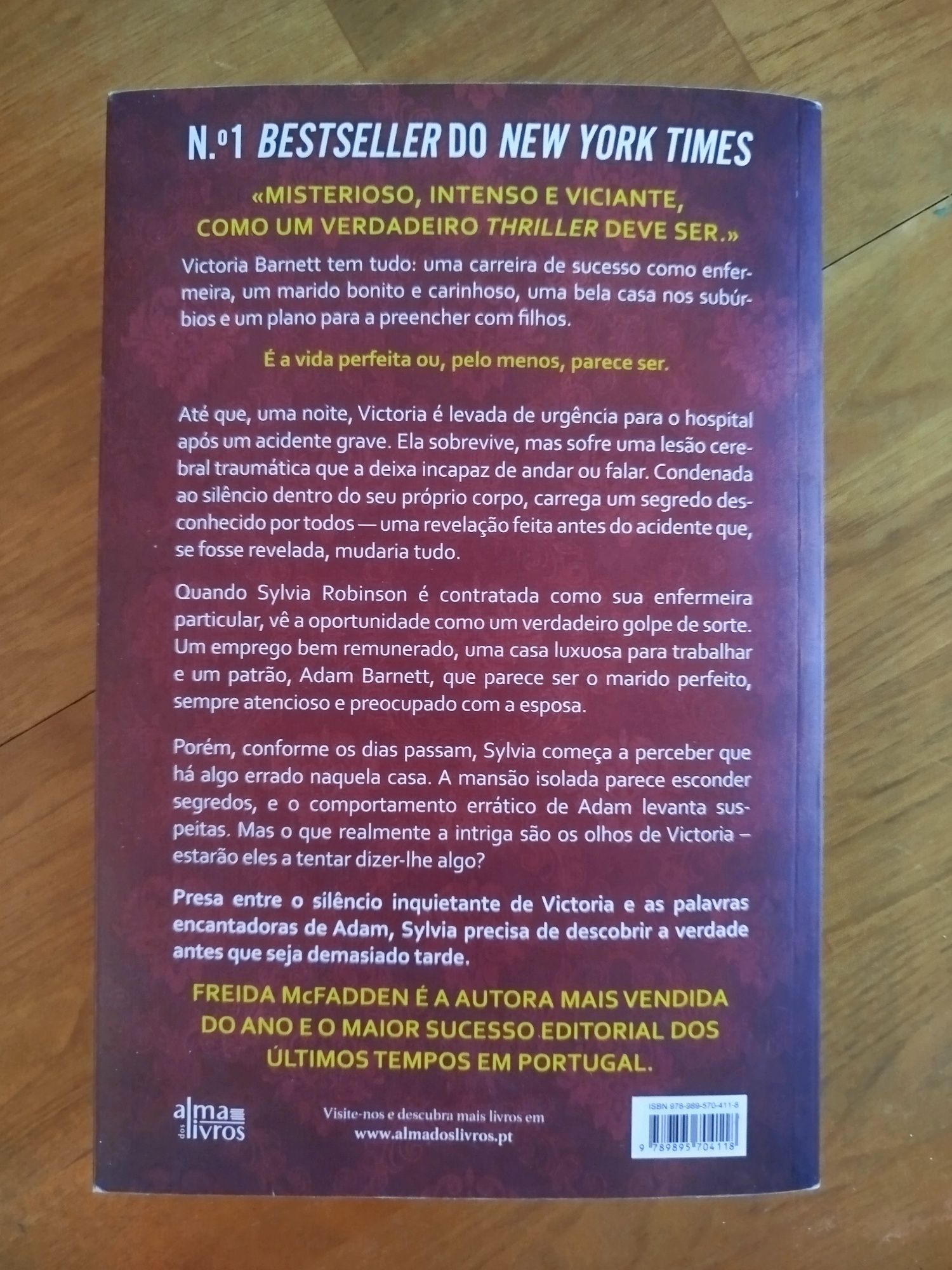 Livro "A mulher no andar de cima" de Freida McFadden