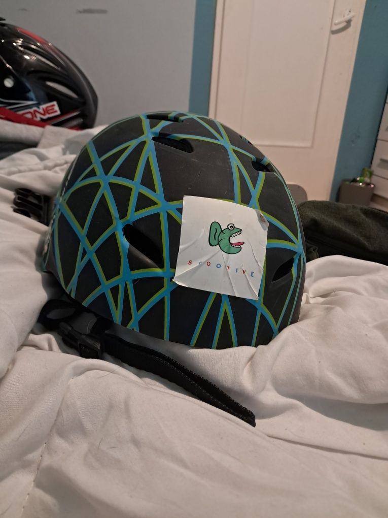 Kask scooter z wlepą scootive