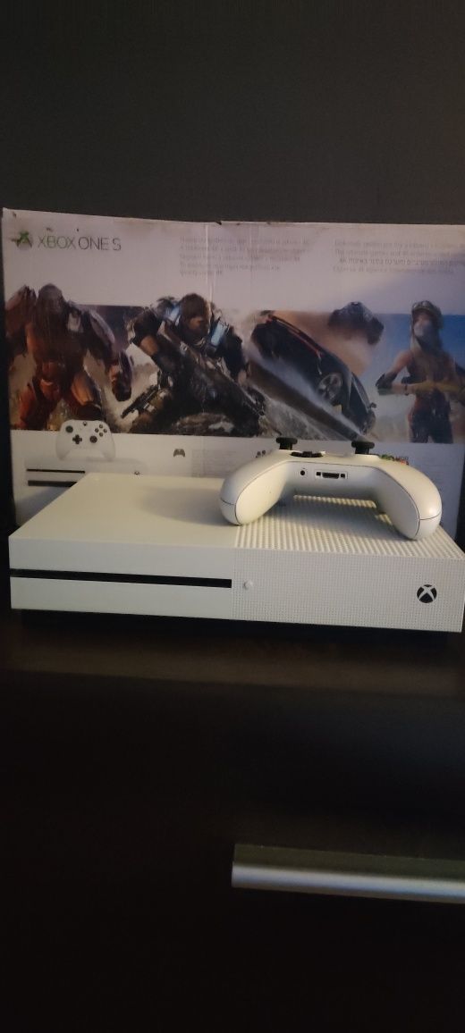 Konsola Xbox one s z padem i okablowaniem