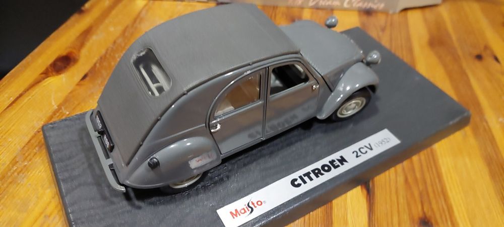 Model 1:18 Citroen 2CV Maisto