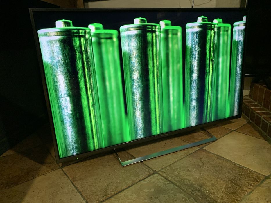 Телевізор panasonic 47 smart tv + кріплення на стіну