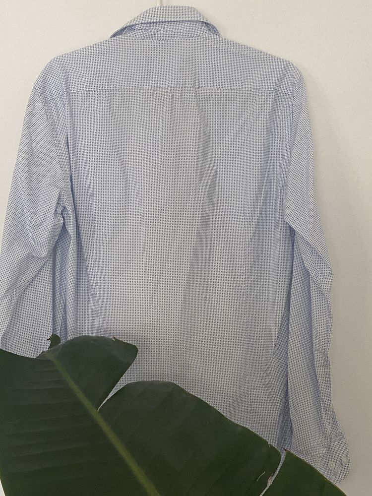 Camisa branca com padrão da Cortefiel