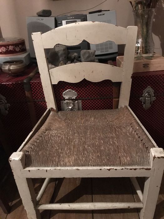 Cadeira de costura antiga para quarto de criança