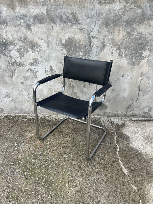 Cadeira vintage estilo Bauhaus em couro preto e estrutura cromada