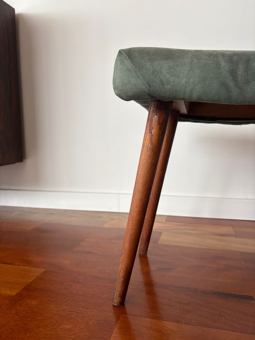 Banco vintage dos anos 60-70, com  pés de palito em madeira