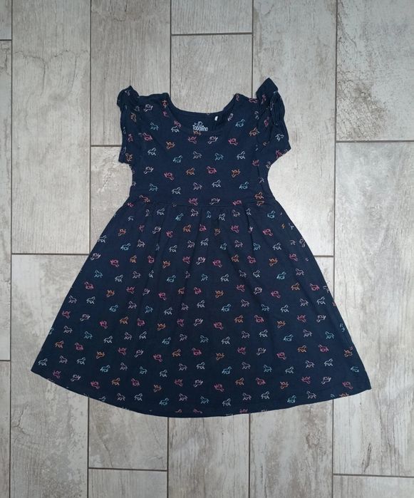 Granatowa sukienka w kolorowe koniki