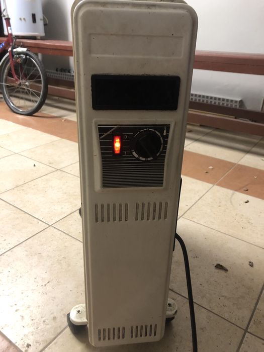 Grzejnik olejowy widoczny na zdjeciu