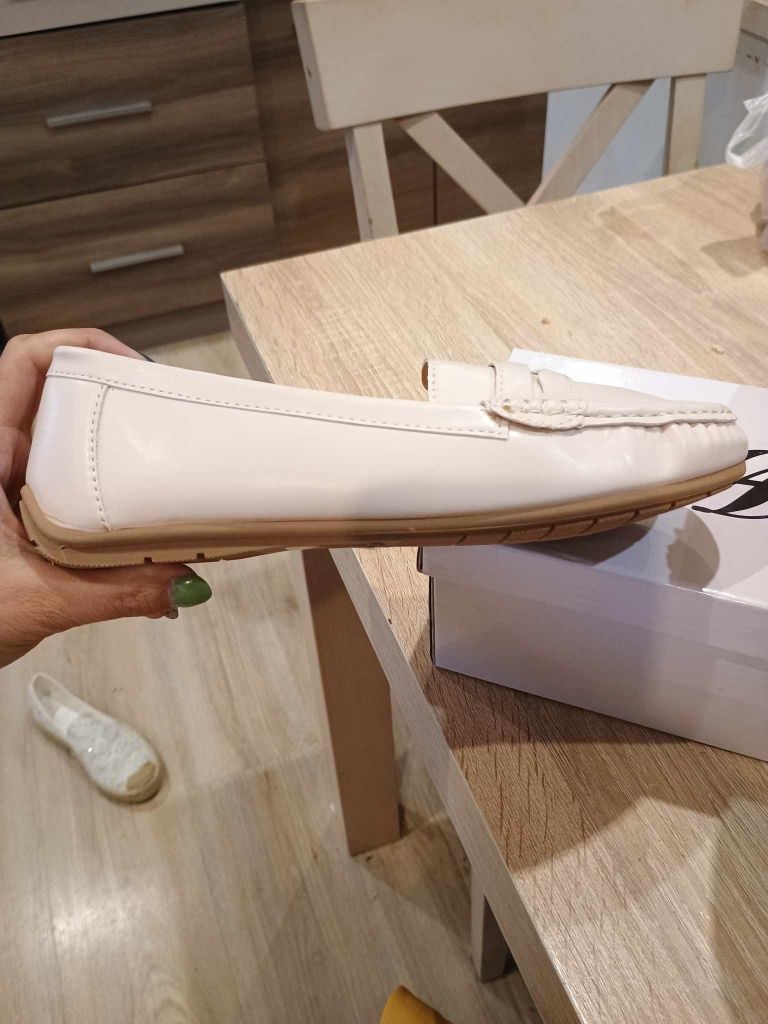 Nowe beżowe mokasyny 36
