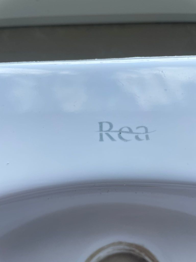 Mała umywalka slim biała do WC REA 30 cm x 20 cm idealna